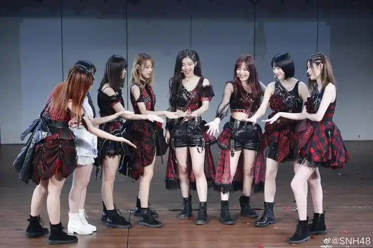 生日环节冷餐合照后来到了准备生日公演的时候,狗芭又翻脸不认,不给你