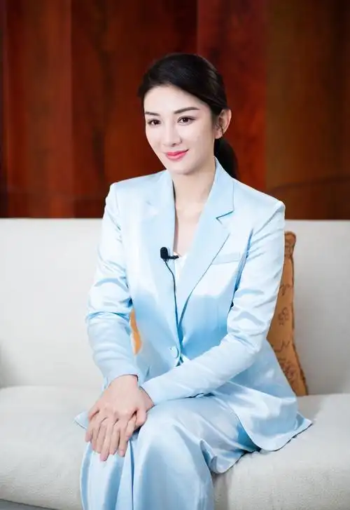 黄奕淡蓝色西服套装写真图片27