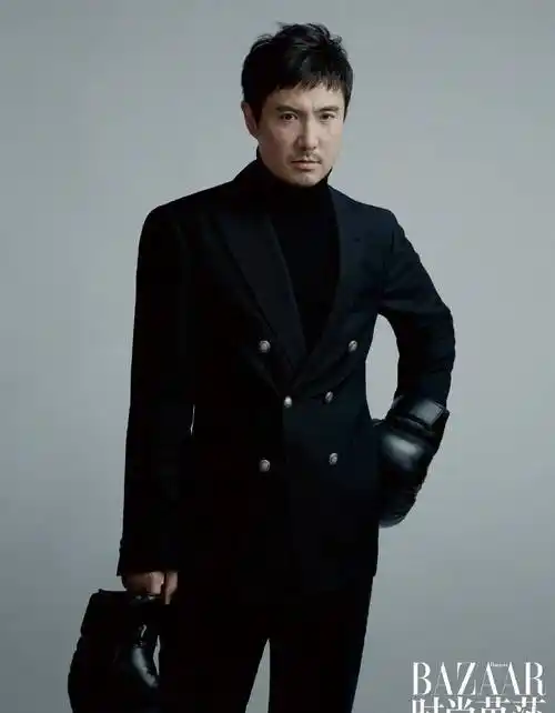 沈腾首登《时尚芭莎》写真大片,张弛有度,帅气十足_同色系_高领_外套