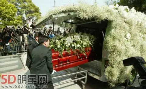 梅艳芳穿上寿衣的样子