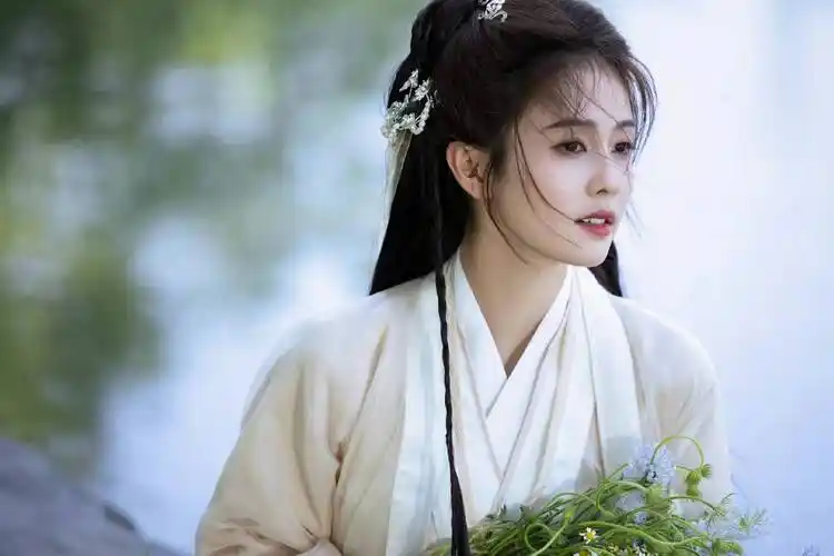 白鹿白衣古装造型写真绝美