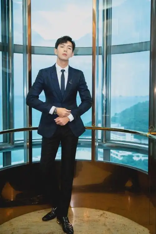 李现穿西装打领带实力演绎霸道总裁,谁注意他浅笑时的模样