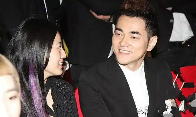 唐笑接受采访时说:"我的公公婆婆都是鞍钢的工人,我老公是双胞胎,在