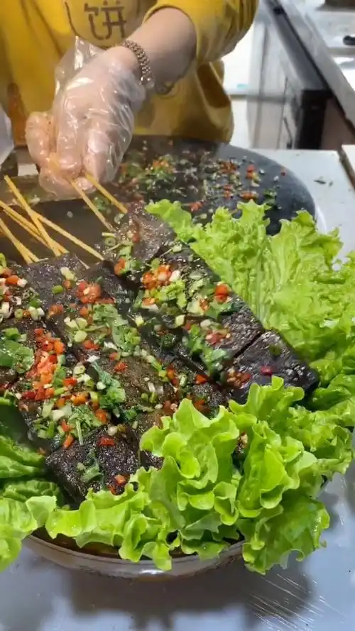 山东夫妻学三天,弄了巴掌大的地,都是冲口味来的,备了1盆臭豆腐串中午