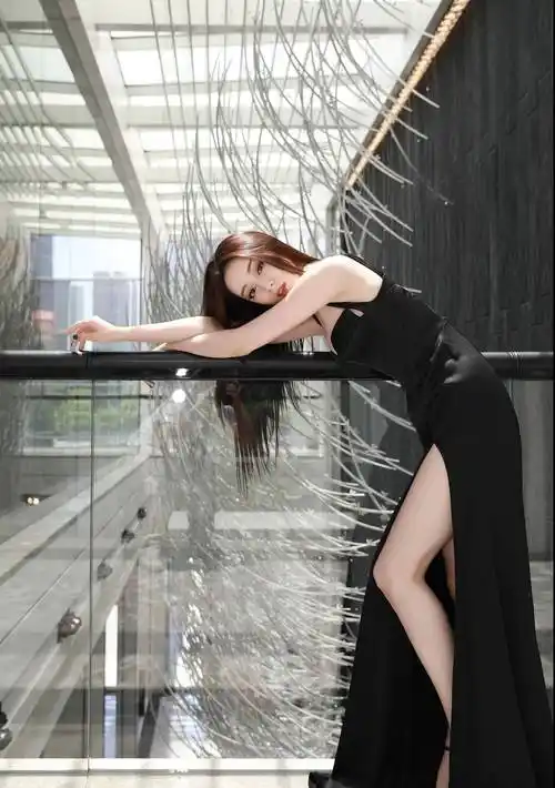 迪丽热巴衣品真不俗,高时尚吊带裙显轻熟范,纤瘦身材太吸睛_荣耀_造型