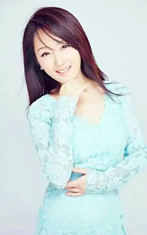 甜歌玉女杨钰莹看到无美颜的照片后,确定是53岁?