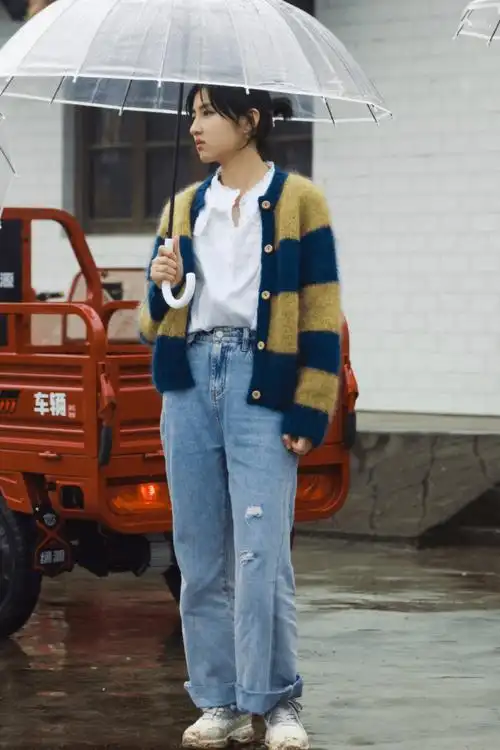 张子枫停车场大片,紫色小香风配针织短装,氛围感显高级_look_时尚