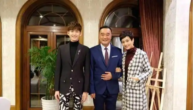 她是张翰的妈妈嫁入豪门却很低调如今51岁依旧这么美