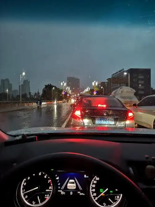 2019凯美瑞25g豪华版方向有点跑偏开车的时候方向盘要是调正的话车子