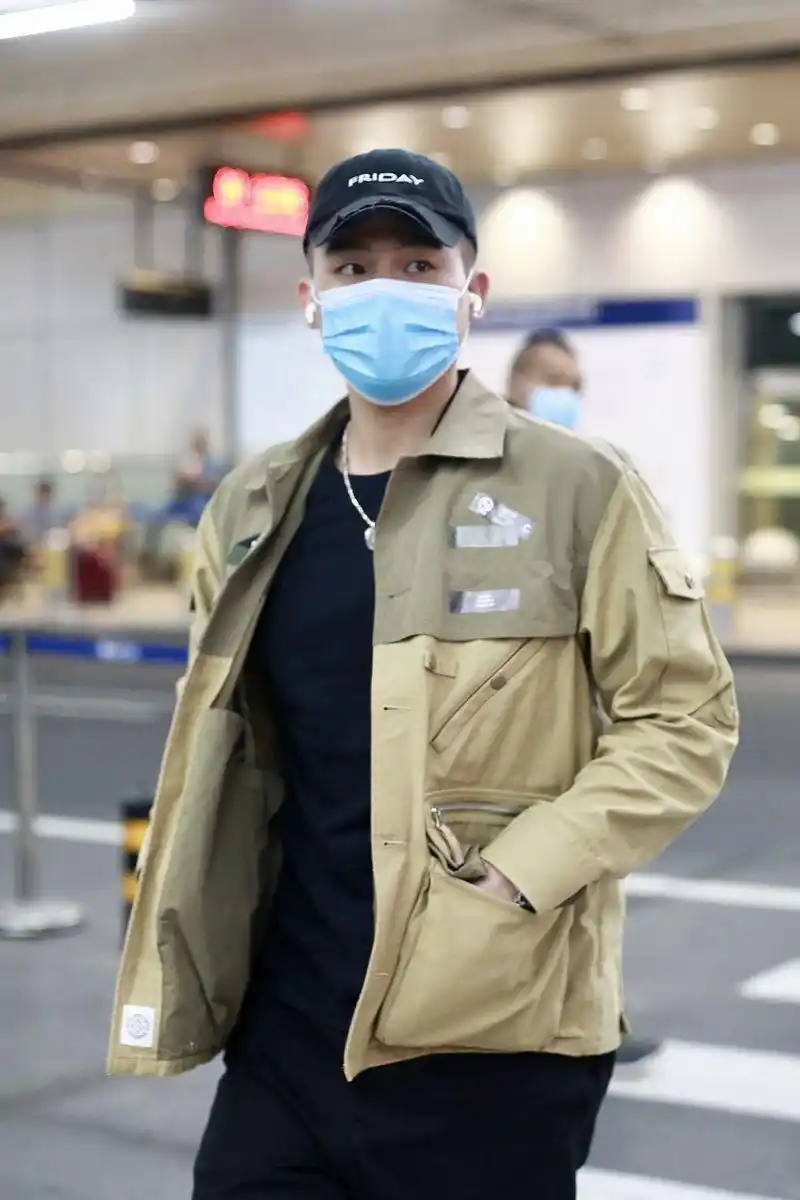 欧豪街拍:工装夹克烟管裤converse帆布鞋margin goods牛仔包老干部