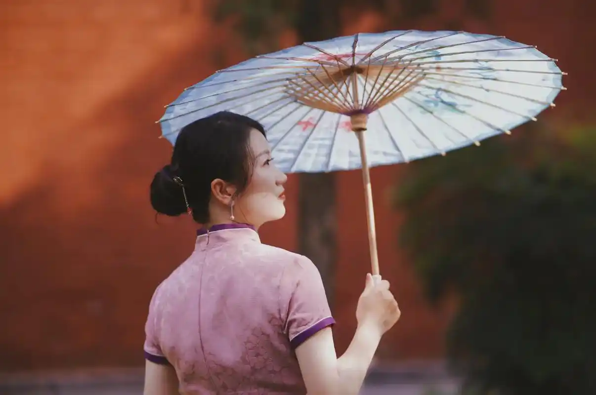 芙蓉不足佳人妆,水殿风来珠翠香#摄影 #美女 #旗袍 @大美 - 抖音