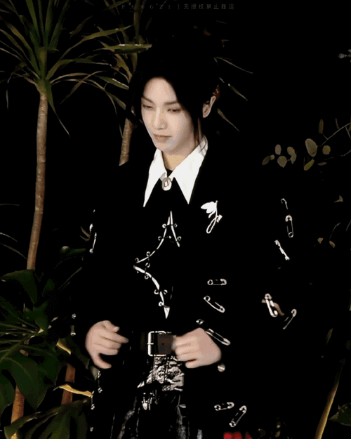 华晨宇美貌大赏##华晨宇加盟双11惊喜夜##华晨宇一个月才回吴彤微信