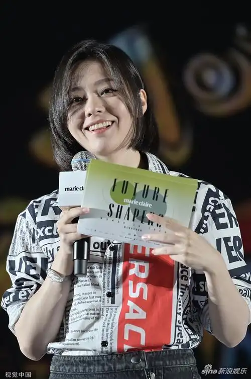 张靓颖超短裙秀美腿妆容精致笑容灿烂