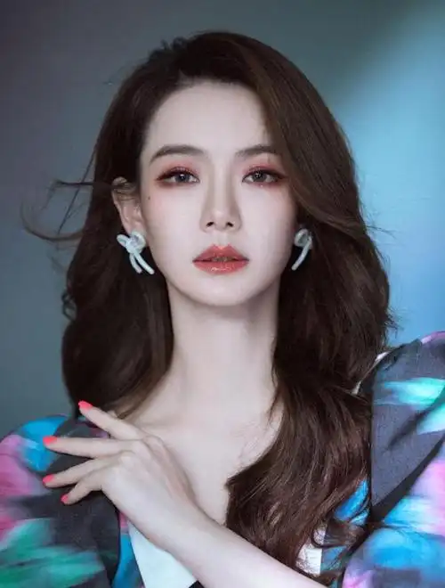 演艺界知名演员戚薇曾参演多部热门剧作,包括《夏家三千金》,《无懈可