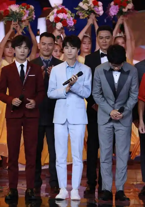 王俊凯易烊千玺刘昊然同框,tfboys独缺王源!