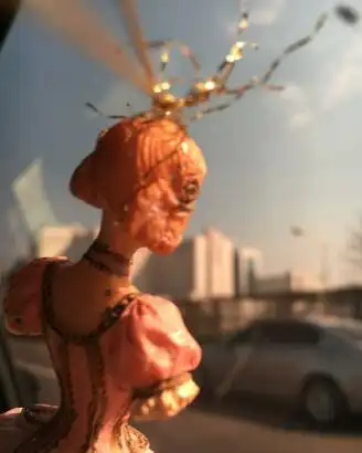 崔雪莉ins账号晒"断头断手"娃娃照片引争议 网友直呼恐怖