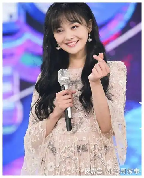 2021年初,一张照片揭开了郑爽生活的面纱.