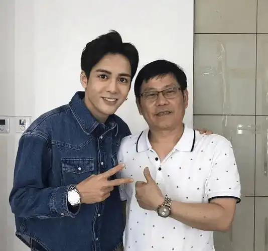 快本制作人曝生图合影,最爱与蔡徐坤合拍,王一博肖战状态很真实_叔叔