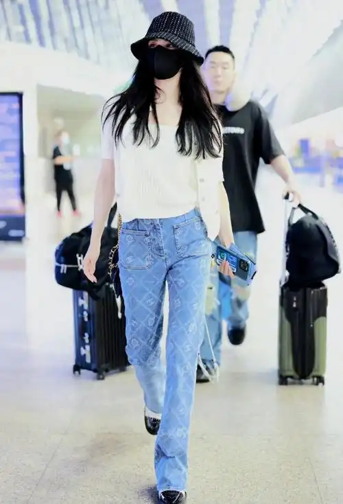 刘诗诗冒着危险去法国看秀!全身香奈儿惊艳机场,身材暴瘦好心疼