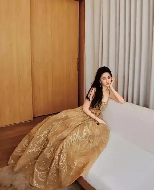 刘亦菲最新出席活动,吊带金色长裙,仙气十足,235期