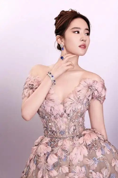 女明星都称她美女,她却自嘲全家最丑|刘亦菲|娱乐圈|大美人_网易订阅