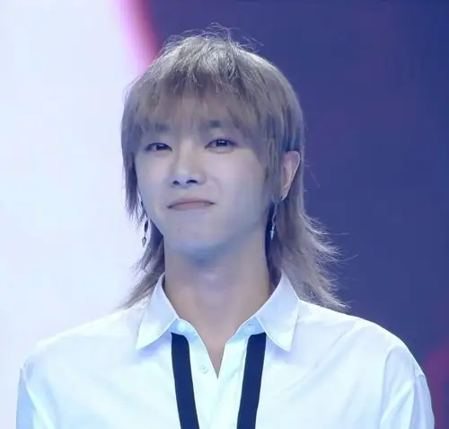 华晨宇解锁新发色黑白西服套装搭配雾粉色鲻鱼头不羁时髦态度你爱了吗