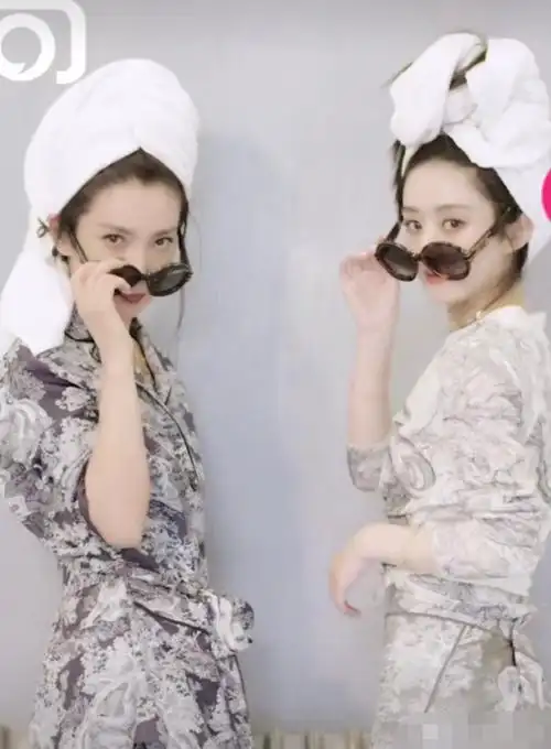 赵丽颖与李冰冰合拍封面遭碾压被嘲像刚从澡堂出来