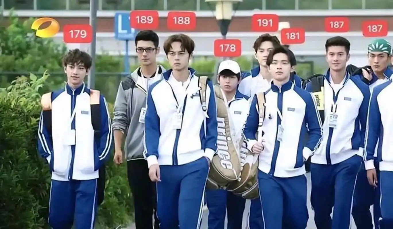 178的彭昱畅和官方身高165的杨紫同框时,两个人居然没有太大的差距!