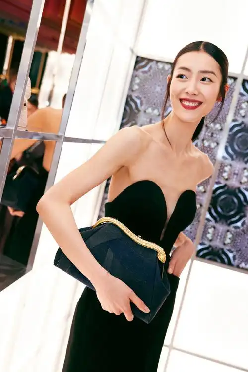 刘雯米兰时装周再度闭场