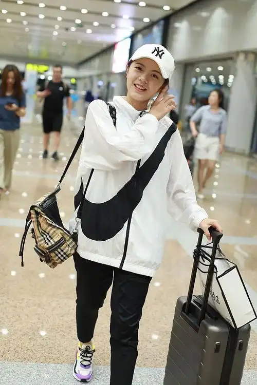 赵今麦颜值没话说无美颜滤镜素颜饭拍休闲装都有大片感