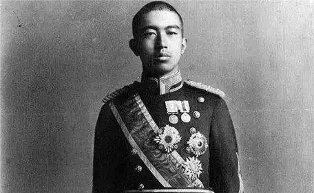 为何裕仁逃过罪恶审判?不惜一切代价护三样宝贝,果真无耻