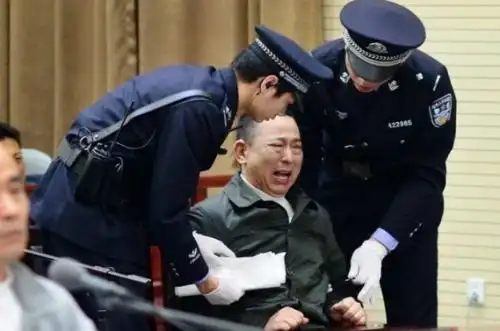 刘汉刘维枪毙现场照:刘汉刘维死刑十分血腥胆小勿看(图)