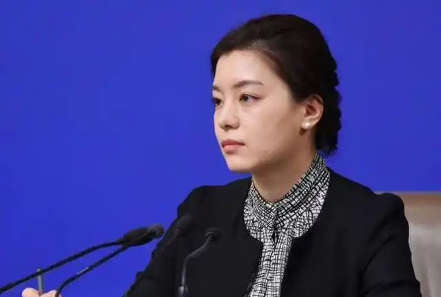 "最漂亮的外交官"张京:化妆精美,衣着时尚,气质高雅