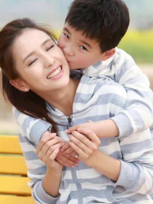 佟丽娅儿子才是整容式长大背影憨厚可爱与陈思诚复制粘贴