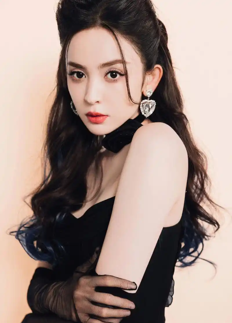 古力娜扎,黑丝手套吊带裙,魅力十足