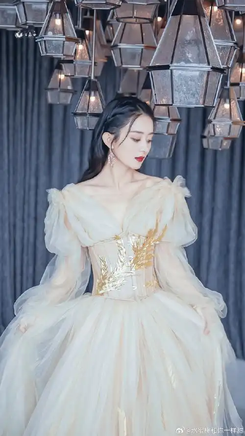 赵丽颖白色羽毛抹胸裙##赵丽颖白色拖尾蓬蓬裙##与赵丽颖共赴2024##陪