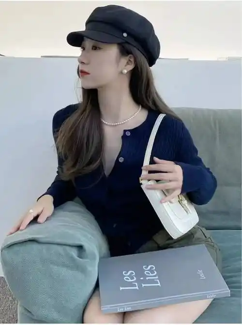 穿深色衣服的时候搭配珍珠穿搭一瞬间就有层次了.