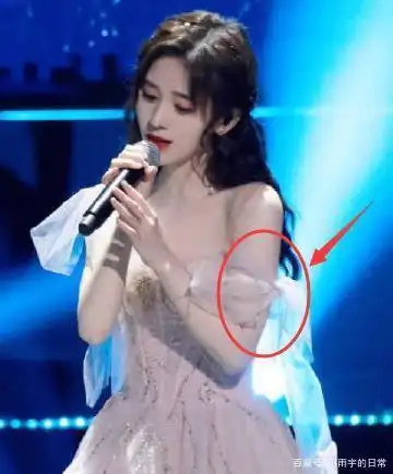 鞠婧祎肩带不慎滑落,谁注意她下意识的反应?救场堪称经典