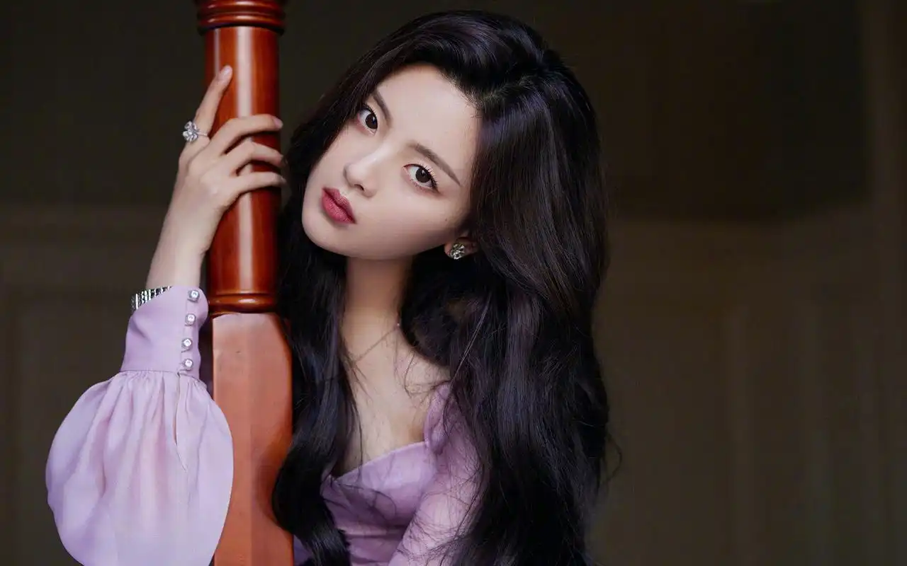 杨超越粉裙甜美高清桌面壁纸