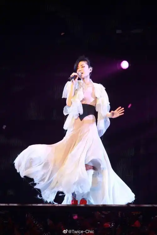 王菲61 2011香港演唱会 那年任裙摆在舞台上飘逸的精灵……__财经