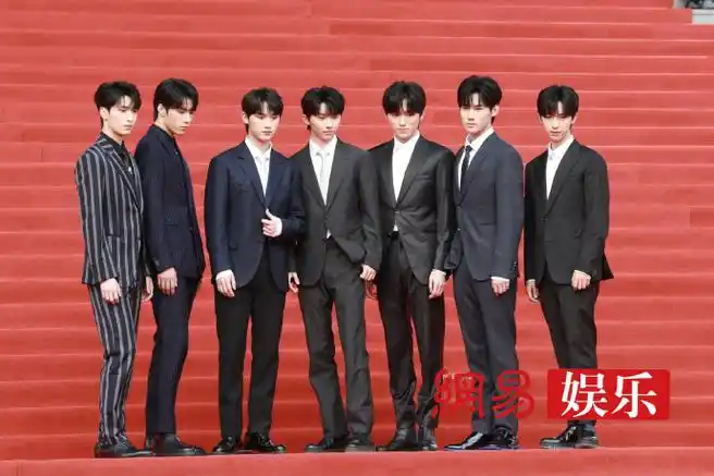 时代少年团北影节红毯生图#@时代少年团全员西装亮相#北京国际电咏谮