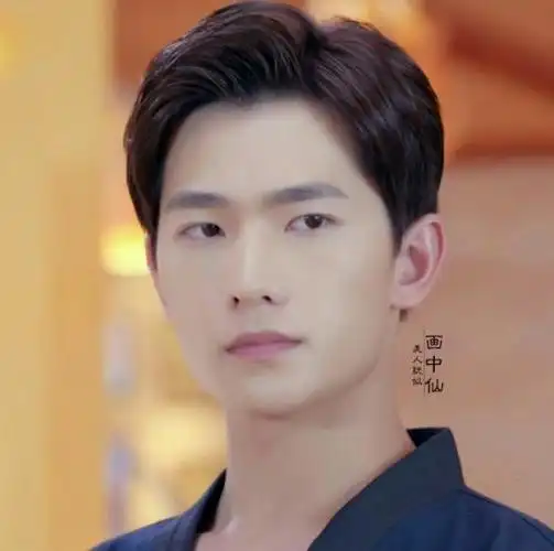 在《旋风少女》里,杨洋的三七分露额头看起来十分地清爽.