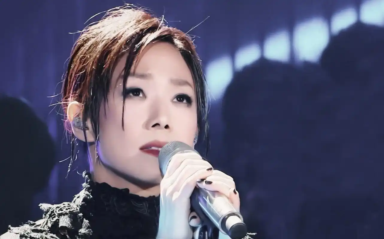 林忆莲上一次出现还是在2017年,距现在已经阔别音综舞台6年时间,不