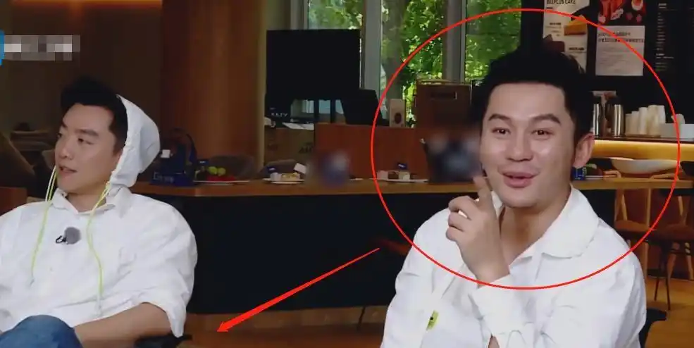 蔡徐坤跑男献绝技1秒钻被窝脚还不着地杨颖黄旭熙看懵了