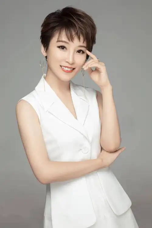 谢楠的故事:知名主持人,成就丈夫吴京,甘做丈夫背后的女人