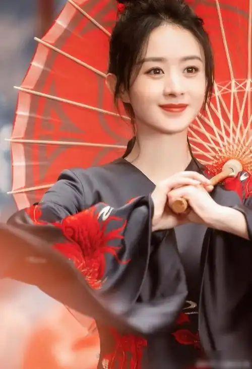 赵丽颖国风造型手拿纸伞搭配丸子头超甜