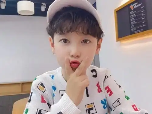 任嘉伦"儿子"悄悄长大,五官清秀皮肤白皙,看清正脸:男神诞生