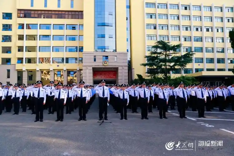 青岛市各级公安机关举行迎国庆升旗仪式