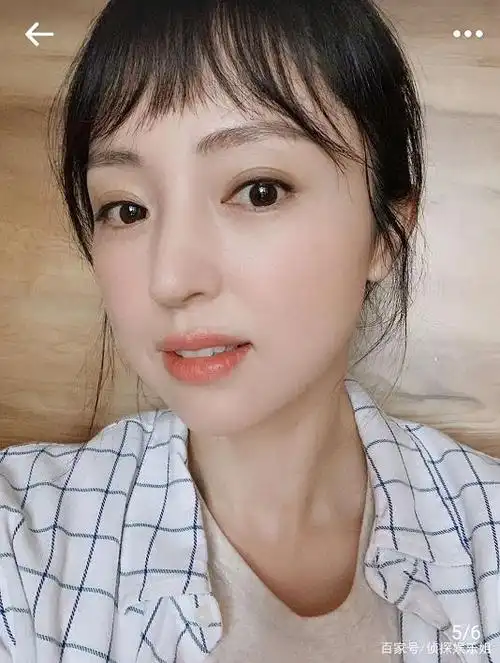 董璇晒自拍皮肤白嫩,碎刘海丸子头超减龄,离婚后瘦了不少