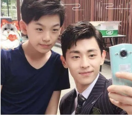 他8岁出道,因撞脸邓伦而走红,今16岁身高一米八,帅到认不出